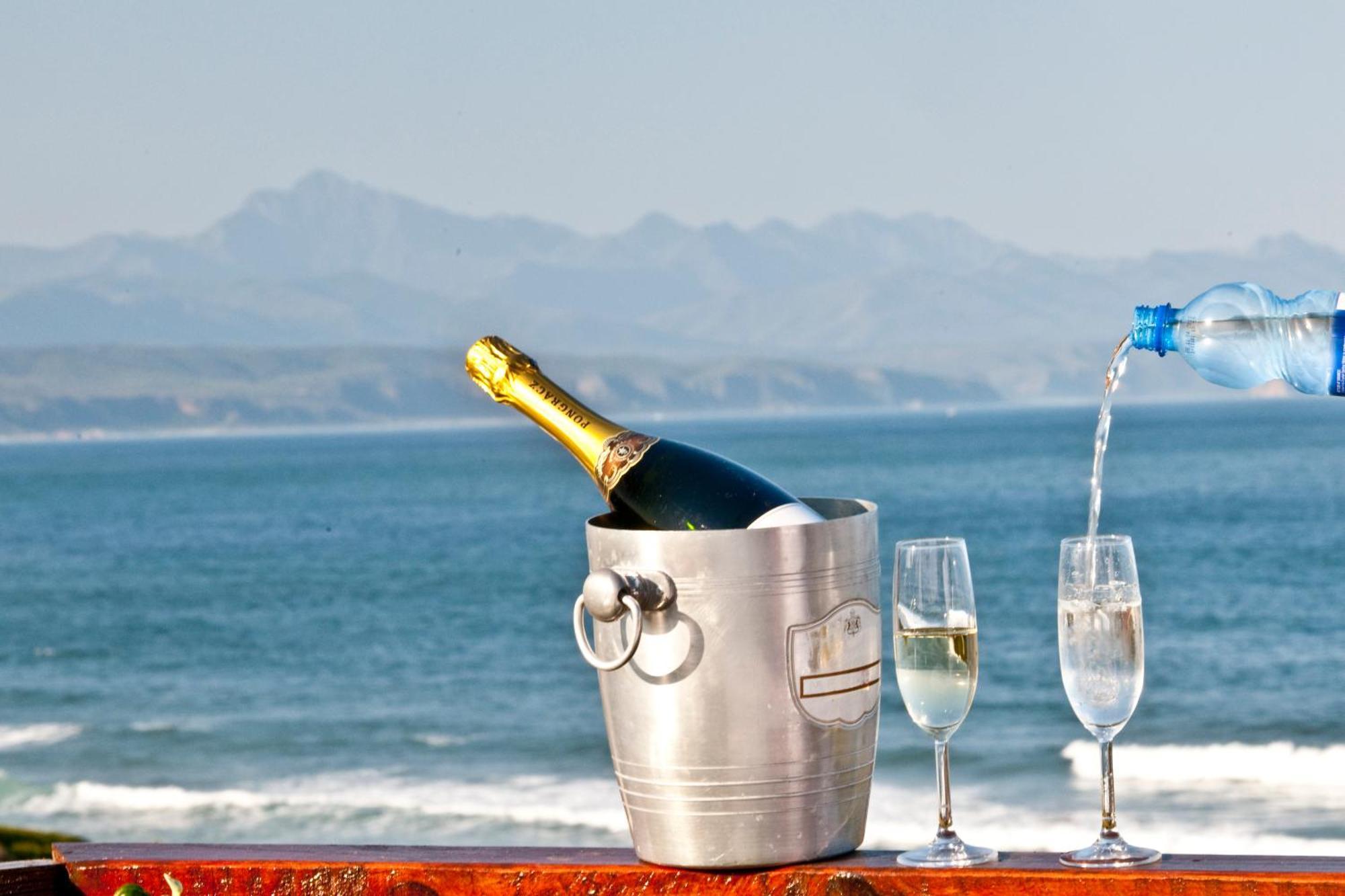 Dolphins' Playground Beachfront B&B Plettenbergbaai Buitenkant foto