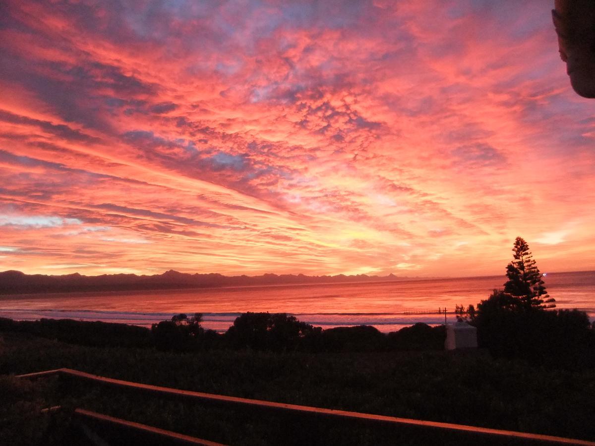 Dolphins' Playground Beachfront B&B Plettenbergbaai Buitenkant foto